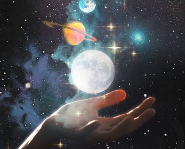 Main jouant avec des planètes dans le ciel nocturne