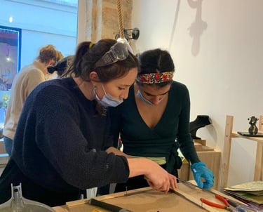 Stage vitrail Paris : élève en apprentissage technique à l'atelier.