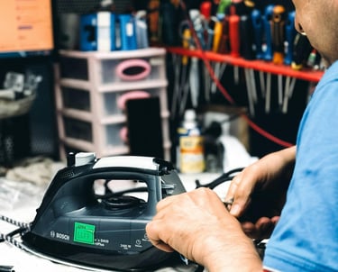 Technicien réparant un petit électroménager