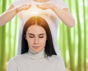 maestra reiki iniciando a mujer en el sistema reiki, fondo bamboo japonés
