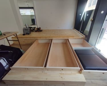 estrade avec tiroirs