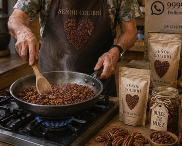 Cocinando nueces pecanas artesanalmente en una sartén para los bocadillos Sr Colibrí Dulce de Nuez