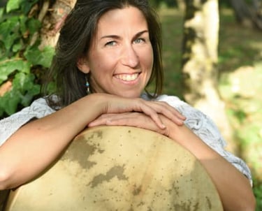 Jeune femme s&amp;#x27;appuyant sur son tambour et souriante