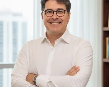 Portrait d&amp;#x27;un homme se tenant debout souriant et les bras croisés.