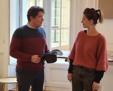 Un homme discutant avec une jeune femme 
