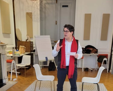 Olivier Paris debout en représentation