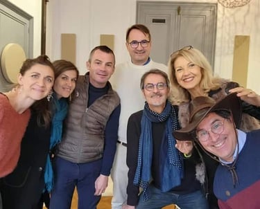Pose de plusieurs personnes pour une photo de groupe