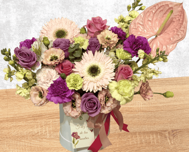 Caja floral con Anturio, gerberas, rosas, claveles y follajes