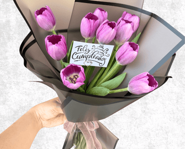 Ramo de 10 tulipanes morados con papel negro