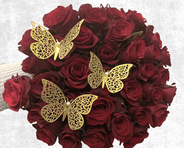 Ramo de 33 rosas rojas con tres mariposas 