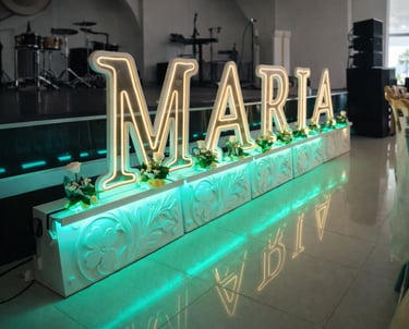 Letras escénicas personalizadas con base tallada CNC e iluminación LED RGB, diseñadas para eventos s