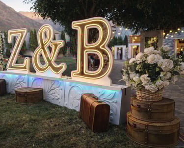 Letras escénicas iluminadas con tecnología LED RGB y base decorativa, con cambio de color controlado