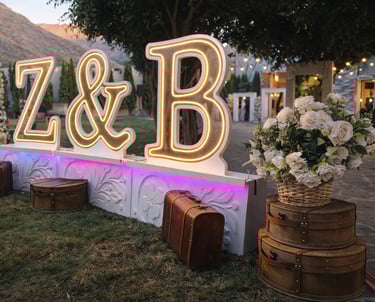 Proyecto de letras iluminadas para eventos con tecnología LED RGB y bases talladas CNC, diseñadas pa