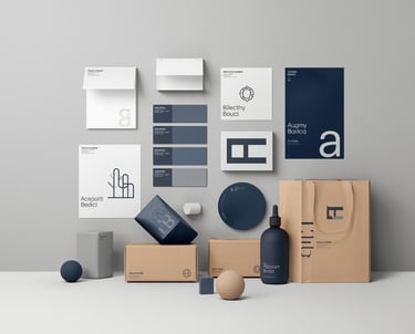 Mockup de identidad de marca con papelería, empaques y tarjetas en azul marino y beige.