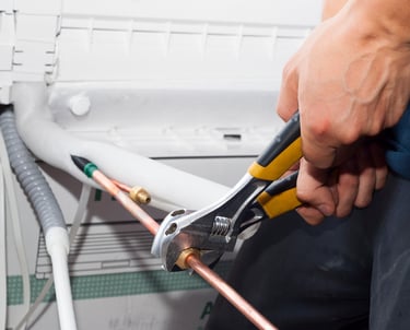 um homem está instalando um aparelho de ar condicionado