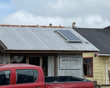 Panel solar instalado en centro comunitario por EcoRumbo, promoviendo energía sustentable