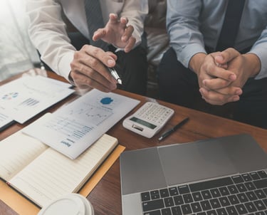 pessoas analisando documentos