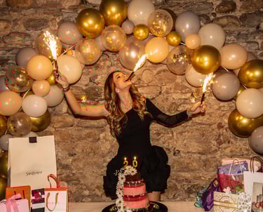 fille qui fête son anniversaire 