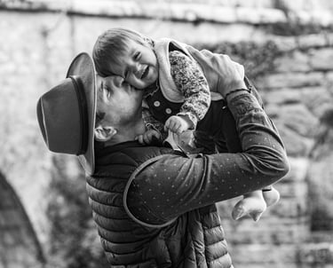un père qui fait un bisou à sa petite fille