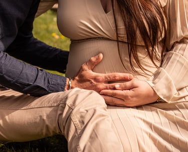 photo de main sur ventre de grossesse