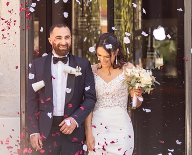 mariés devant la mairie, pluie de pétales