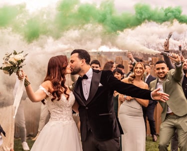 bisou des mariés devant famille et fumigènes