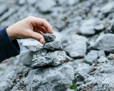 Rankos deda akmenis – simbolis tvirto pagrindo ir verslo augimo su apskaita