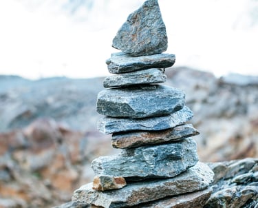 Akmenų piramidė – stabilumas ir balansas, atspindintis apskaitos sprendimus