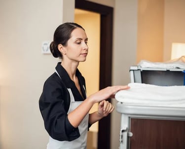 Una mujer en una habitación de hotel con una toalla.