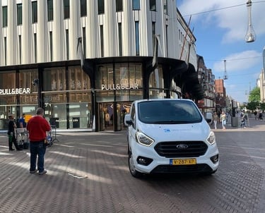Bedrijfsbus van Schoonmaak en Dienstverlening in de stad