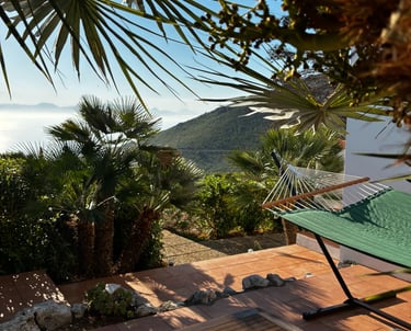 cortile con amaca e vista mare