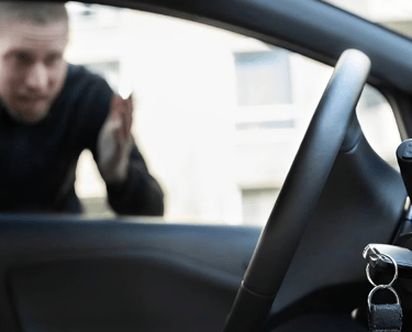 no intentes abrir tu coche por tu cuenta, no verificar si cubren tu marca y modelo, elegir cerrajero