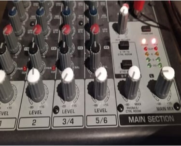 Ein Ausschnitt eines Mischpultes für die Audioproduktion