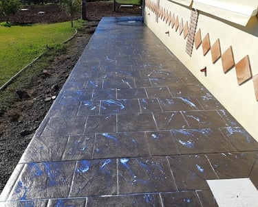 Camino de hormigón impreso con diseño de piedra inglesa, acabado elegante y resistente para exteriores duraderos.