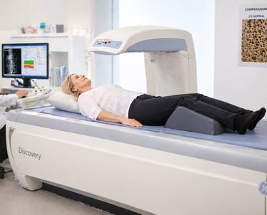 Examen de densitométrie osseuse DEXA pour diagnostiquer l’ostéoporose