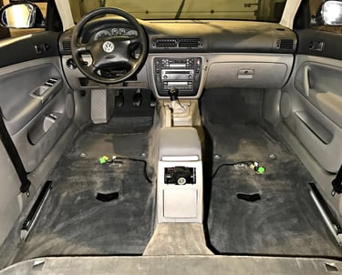  Salonų cheminis valymas/dažymas Atliekamas detalus cheminis valymas su daliniu arba pilnu salono