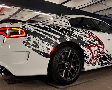  Lipdukų/reklamos gamyba, klijavimas Pavienių detalių kaip chromai, apdailos, langų apvadai, stogas,