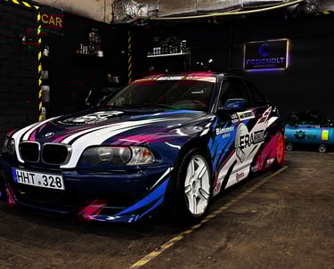  Lipdukų/reklamos gamyba, klijavimas Pavienių detalių kaip chromai, apdailos, langų apvadai, stogas,