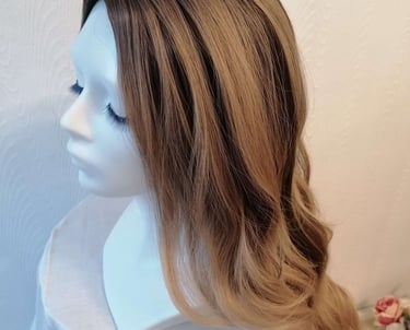 Rudas perukas su blond sruogomis, stilingas ir natūralus – Perukų magija