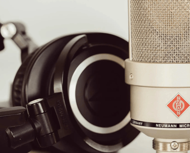 Audifonos inalámbricos negros junto a un micrófono