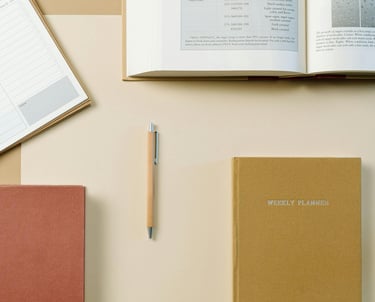 Boeken en een pen dat plannen en opleidingen representeren