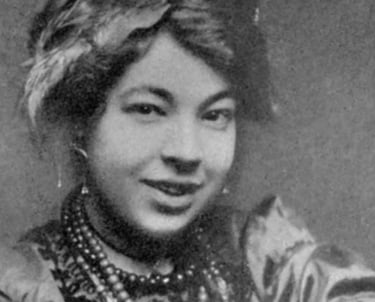 pamela-coleman-smith-queen-of-tarot