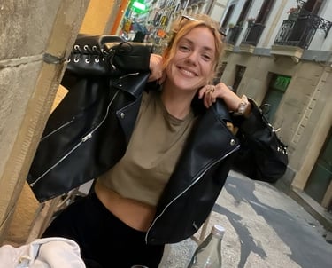 Photo de Claire, la voix de Ô Miracle Traiteur végétal végétarien