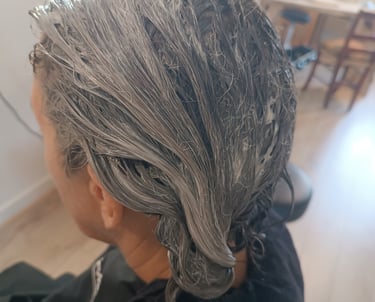 photo d'une personne ayant, l'argile d'appliquer sur ses racines, longueurs et pointes.