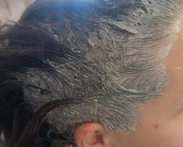 photo d'une personne ayant l'argile d'appliqué sur ses racines