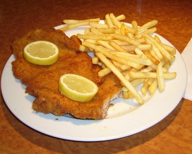 a plate of schnitzel with lemonade and lemonade