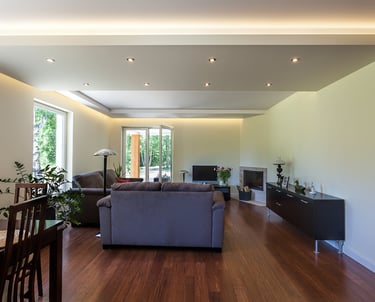 Wohnraum mit indirekter Beleuchtung und abgehängter Decke in modernem Stil