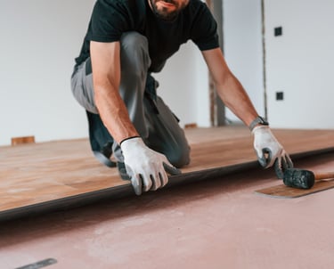 Verlegung neuer Laminat- oder Parkettböden bei Renovierungsarbeiten in Aachen
