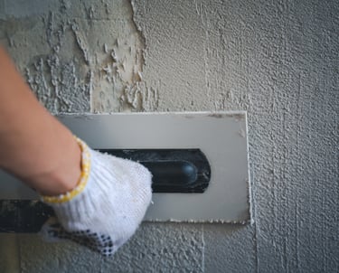 Glättung einer Wand mit Putz für ein sauberes Oberflächenfinish in Aachen