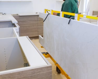 Montage einer neuen Küche mit Arbeitsplatte im Rahmen einer Renovierung in Aachen